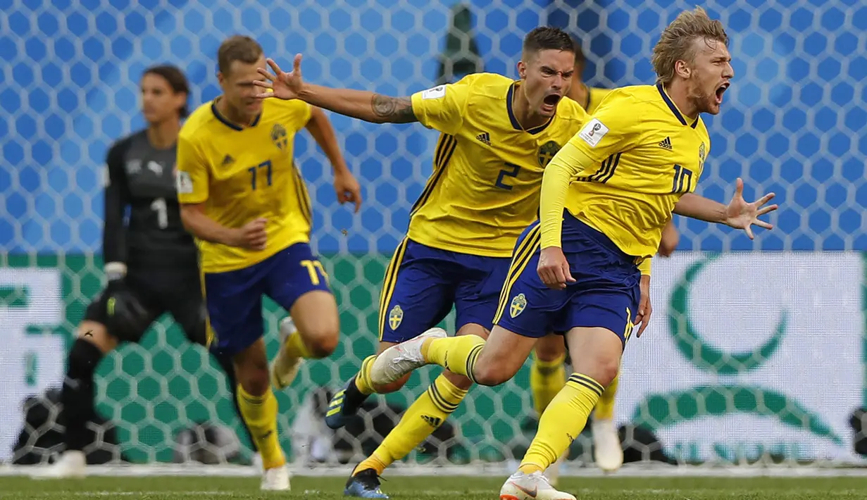 Para pemain Swedia merayakan gol yang dicetak Emil Forsberg ke gawang Swiss pada babak 16 besar Piala Dunia di Stadion St Petersburg, St Petersburg, Selasa (3/7/2018). Swedia menang 1-0 atas Swiss. (AP/Darko Bandic)