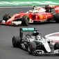 Lewis Hamilton meraih waktu tercepat pada latihan bebas pertama F1 GP Meksiko di Sirkuit Autodromo Hermanos Rodriguez, Jumat (28/10/2016). Namun, itu masih kalah cepat dari Sebatian Vettel yang menguasai latihan bebas kedua. (AFP/Alfredo Estrella)