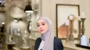 Lesti Kejora mengenakan blazer hitam senada dengan celana panjangnya. Dipadukan inner t shirt putih dan kerudung panjang abu-abu. [@lestikejora]