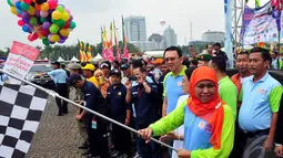 Mensos Khofifah Indar Parawansa saat melepas rombongan Lintas Batas Kesetiakawanan Sosial (LBKS) di Silang Monas, Jakarta, Sabtu (13/12/2014). (Liputan6.com/Johan Tallo)