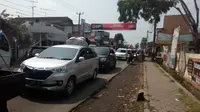 Antrian kendaraan pemudik arus balik via Garut masih tinggi (Liputan6.com/Jayadi Supriadin)