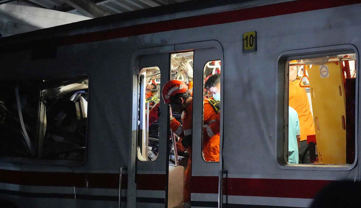 Tim pencari dan penyelamat mencari korban kecelakaan Kereta Api Jarak Jauh (KAJJ) dengan Kereta rel Listrik (KRL) Commuter Line di Stasiun Bekasi Timur, Jawa Barat, Selasa 28 April 2026 dini hari. (AP Photo/Achmad Ibrahim)