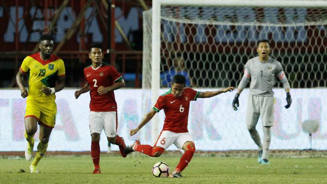 Gelandang Indonesia, Evan Dimas, menendang bola saat pertandingan persahabatan melawan Guyana di Stadion Patriot, Bekasi, Sabtu (25/11/2017). Indonesia menang 2-1 atas Guyana. (Bola.com/M Iqbal Ichsan)