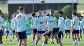 Gelandang Spanyol Pedri menguasai bola saat sesi Latihan menjelang turnamen EURO 2024, di Donaueschingen, Senin (10/6/2024). (LLUIS GENE / AFP)