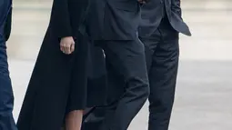 Aktor AS, George Clooney dan istrinya, Amal Alamuddin usai menemui Kanselir Jerman, Angela Merkel (kedua kiri) di Berlin, Jerman, Jumat (12/2). Pertemuan keduanya guna membahas krisis pengungsi di Eropa. (Kay NIETFELD/DPA/AFP)