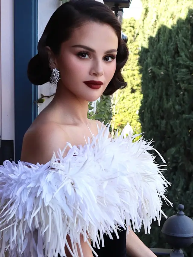 Pesona Selena Gomez Bergaya Ala Marilyn Monroe, Old Glam Hollywood di Golden Globe Awards 2026 Didominasi Makeup Brand Sendiri
