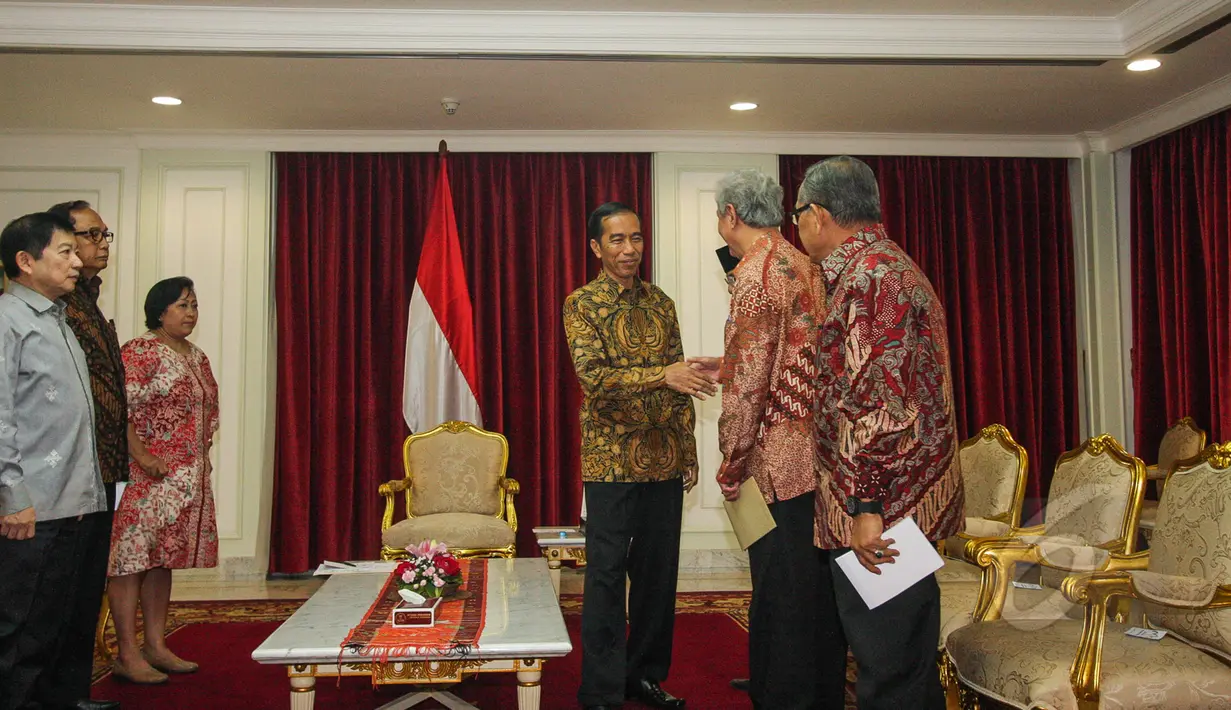 Presiden Jokowi berjabat tangan dengan salah satu anggota Dewan Pertimbangan Presiden (Wantimpres) di Kantor Presiden Kompleks Istana Kepresidenan Jakarta, Rabu (1/4/2015). Jokowi dan Wantimpres menggelar pertemuan tertutup. (Liputan6.com/Faizal Fanani)