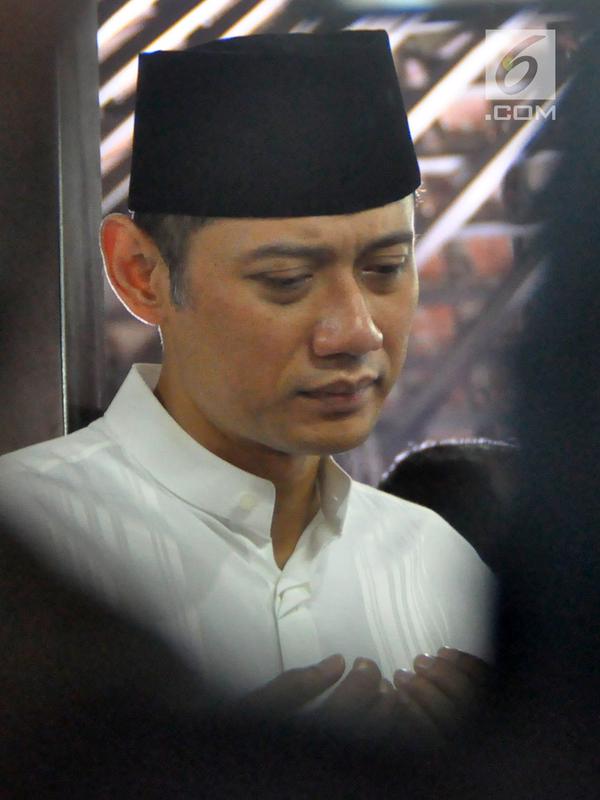 Anak presiden ke-6 RI Susilo Bambang Yudhoyono, Agus Harimurti Yudhoyono memanjatkan doa di dekat peti jenazah Ani Yudhoyono di Puri Cikeas, Bogor, Jawa Barat, Minggu (2/6/2019). (Liputan6.com/Immanuel Antonius)