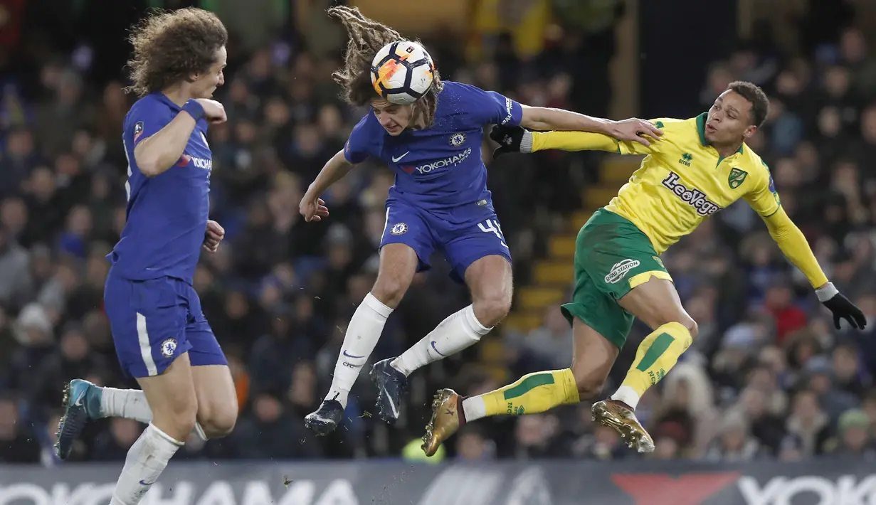 Duel pemain Chelsea, Ethan Ampadu (tengah) dengan pemain Norwich City, Josh Murphy (kanan) pada laga babak ketiga Piala FA di Stamford Bridge, London, (17/1/2018). Chelsea menang lewat adu penalti 5-3. (AFP/Adrian Dennis)