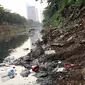 Ceceran sampah dan endapan lumpur terlihat di Kali Ciliwung Banjir Kanal Barat, Jalan Galunggung, Jakarta, Selasa (30/7/2019). Endapan lumpur dan ceceran sampah membuat Kali Ciliwung Banjir Kanal Barat terlihat kotor dan kumuh. (Liputan6.com/Helmi Fithriansyah)