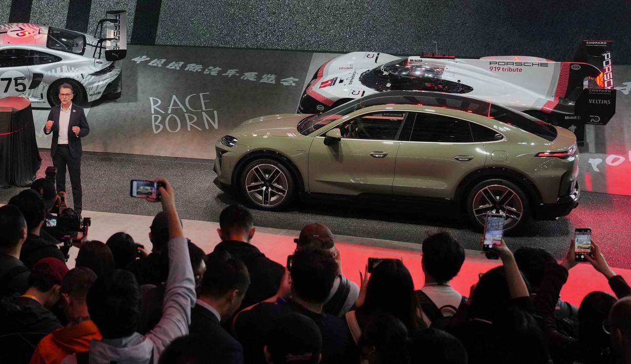 Pameran yang selalu jadi panggung bagi pabrikan otomotif global untuk memamerkan inovasi terbarunya akan berlangsung hingga 3 Mei 2026 mendatang. Tampak dalam foto, Presiden dan CEO Porsche China, Alexander Pollich, berbicara di samping Porsche Cayenne setelah diluncurkan di Beijing Auto Show 2026 atau Auto China 2026, Jumat 24 April 2026. (AP Photo/Andy Wong)