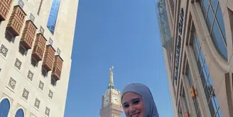 Penampilan Tissa Biani selama menjalankan ibadah Umroh kebanjiran pujian dari warganet. Selain cantik dalam balutan hijab, ia tampil dengan pesona khas menantu soleha [@tissabiani]