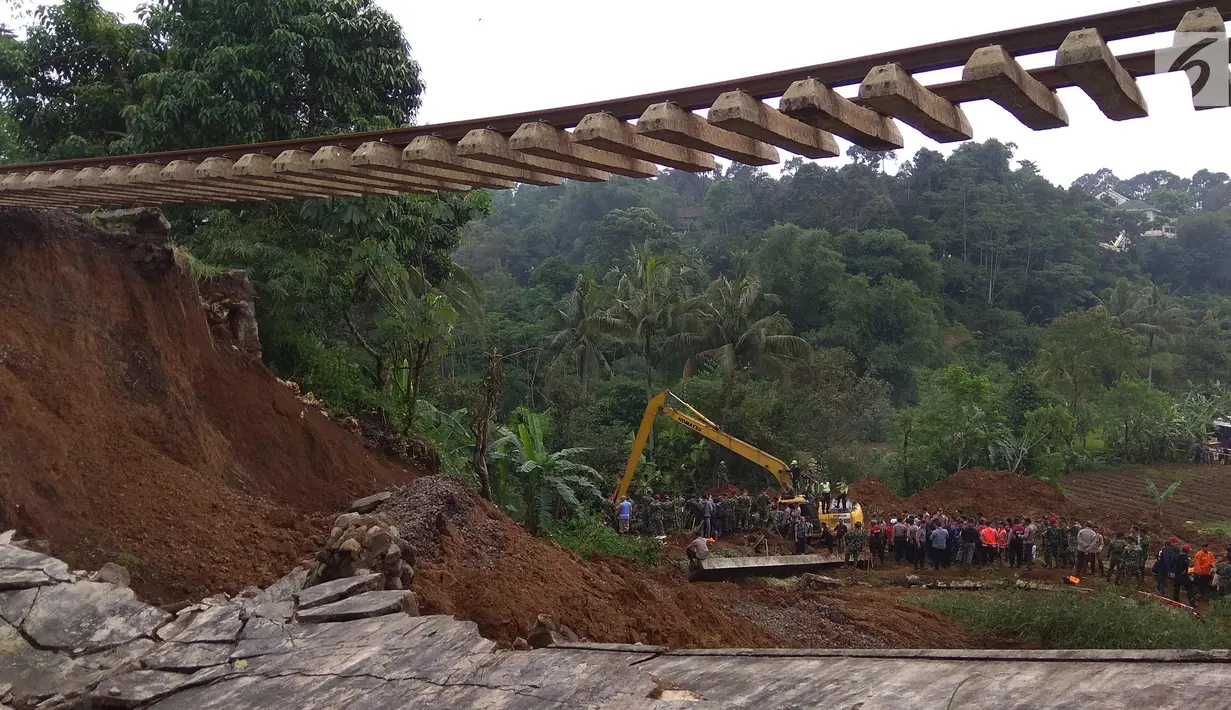 Suasana pencarian 5 korban yang tertimbun longsor di Kampung Maseng RT02/08, Desa Warung Menteng, Kecamatan Cijeruk, Selasa (6/2). Dua korban longsor berhasil dievakuasi oleh tim gabungan. (Liputan6.com/Achmad Sudarno)