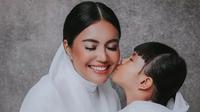 6 Momen Manis Shakira Anak Denada Jalan-Jalan Setelah 1 Tahun Dirawat (Sumber: Youtube/DENADA OFFICIAL)