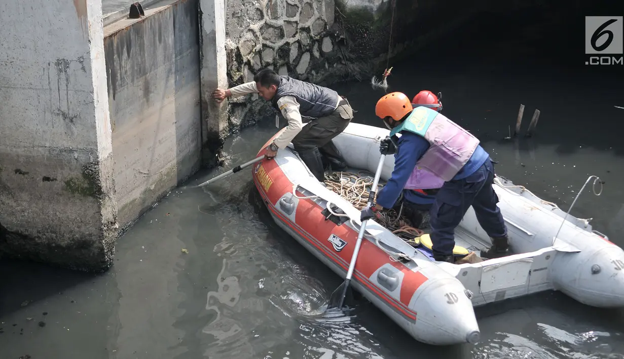 Tim gabungan Damkar, BPBD, dan KLHK dikerahkan untuk mencari keberadaan buaya di Kali Grogol, Jakarta Barat, Kamis (28/6). Hingga saat ini tak seekor pun buaya yang berkeliaran di Kali Grogol, Jalan Jelambar bisa ditangkap. (Merdeka.com/Iqbal S. Nugroho)