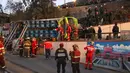 Petugas pemadam kebakaran saat mengevakuasi bus usai kecelakaan di Lima, Peru, (9/10). Menurut petugas pemadam kebakaran, sedikitnya tujuh orang tewas setelah  bus wisata tersebut keluar jalur saat turun bukit di distrik Rimac. (AFP Photo/Andina/Ho)