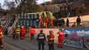Petugas pemadam kebakaran saat mengevakuasi bus usai kecelakaan di Lima, Peru, (9/10). Menurut petugas pemadam kebakaran, sedikitnya tujuh orang tewas setelah  bus wisata tersebut keluar jalur saat turun bukit di distrik Rimac. (AFP Photo/Andina/Ho)