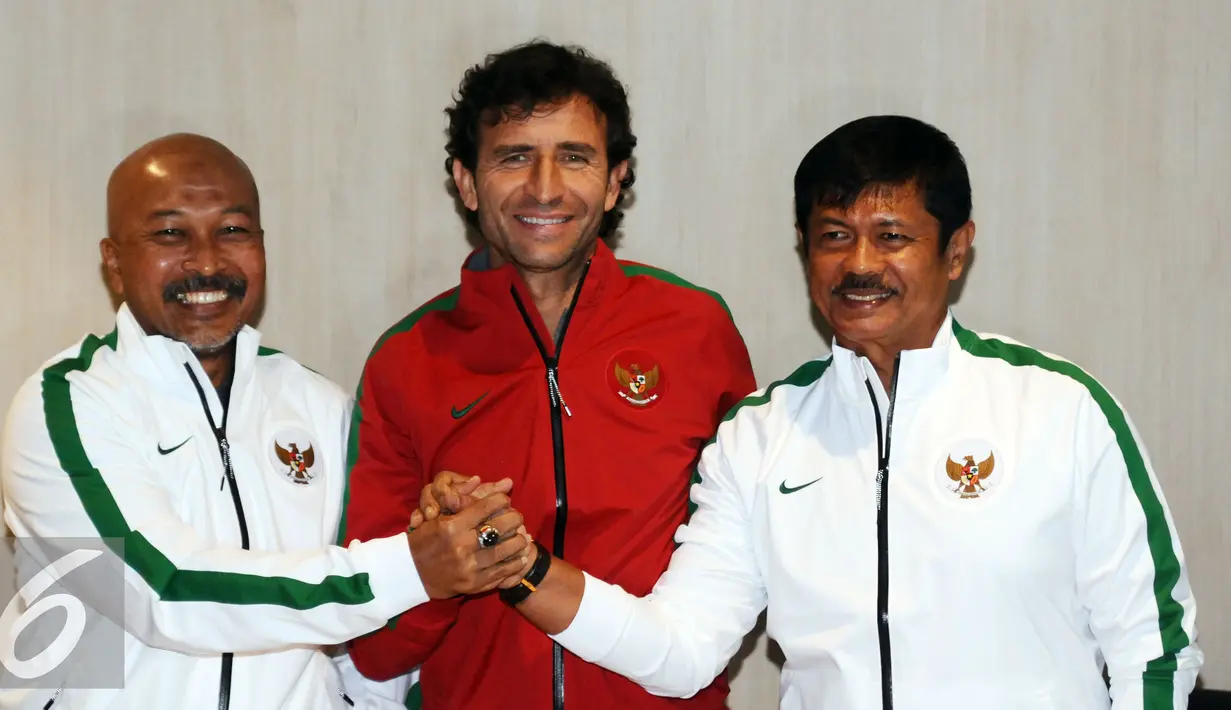 Fachry Husaini, Luis Milla Aspas, dan Indra Sjafri (kiri ke kanan) bersalaman saat diperkenalkan kepada awak media di Jakarta, Kamis (9/2). PSSI secara resmi mengumumkan pelatih timnas Indonesia Senior, U-19 dan U-16. (Liputan6.com/Helmi Fithriansyah)