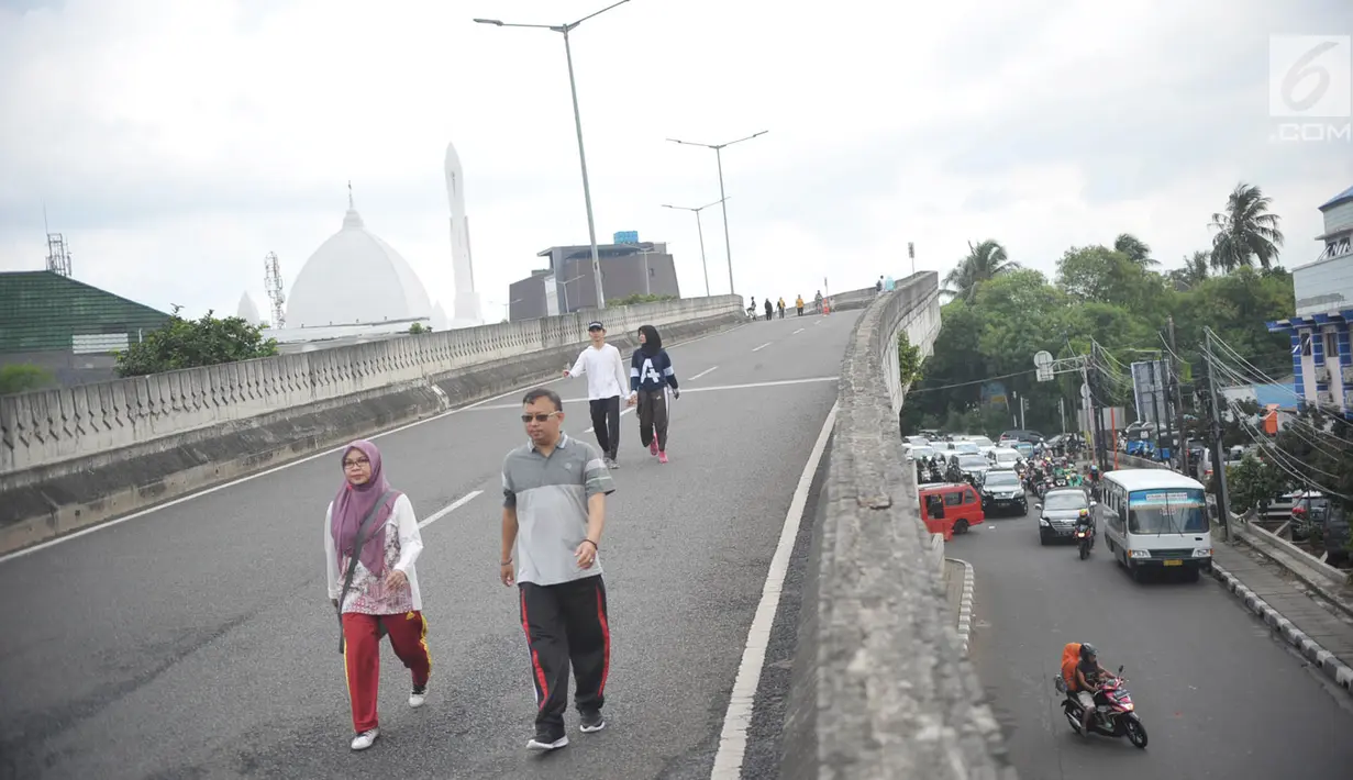Warga beraktivitas di Jalan Layang Non-Tol Antasari saat hari pertama pemberlakuan car free day di Jakarta, Minggu (14/1). Pemberlakuan car free day dimulai dari ujung JLNT Antasari pada Simpang Cipete Raya, Cilandak. (Liputan6.com/Immanuel Antonius)