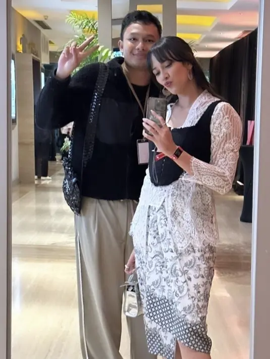 Nadine Alexandra Dewi tampil dengan atasan kebaya brokat putih lengan panjang, dipadukan luaran hitam tanpa lengan. [@nadinealexandradewi]