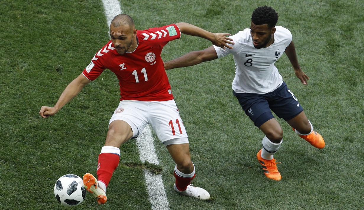 Gelandang Denmark, Martin Braithwaite, berusaha melewati gelandang Prancis, Thomas Lemar, pada laga grup C Piala Dunia di Stadion Luzhniki, Moskow, Selasa (26/6/2018). Kedua negara bermain imbang 0-0. (AP/Victor Caivano)