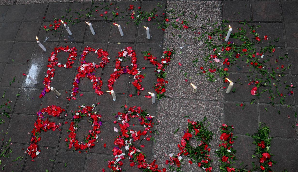 Sementara, 106 orang lainnya mengalami luka-luka. Tampak dalam foto, taburan bunga terlihat di area Stasiun Bekasi Timur, Bekasi, Jawa Barat, Kamis (30/4/2026). (Kapanlagi.com/Budy Santoso)