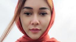 Aura Kasih pun menjajal berbagai model hijab. Kali ini, ia tampak mengenakan pasmina yang memperlihatkan sedikit rambut bagian depan. Meski belum sepenuhnya tetutup, banyak netizen yang mendoakan Aura Kasih segera berhijab dan dimantapkan hatinya. (Liputan6.com/IG/@aurakasih)