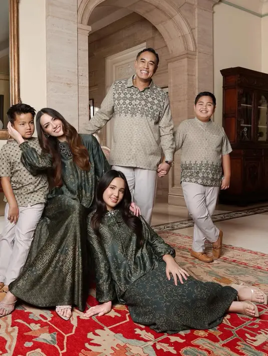 <p>Keluarga Nia Ramadhani tampil dengan nuansa hijau, ia dan putrinya mengenakan dress hijau emerald. Sedangkan anggota keluarga pria mengenakan baju kemeja koko bermotif hijau lebih terang. [@geulis.id]</p>