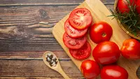 Tomat memiliki banyak kegunaan untuk kecantikan kulit/copyrigt freepik/jcomp