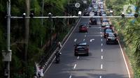 Kendaraan melintas di bawah Kamera tilang elektronik mobile atau ETLE (Electronic Traffic Law Enforcement) di Jalan Asia Afrika, Jakarta, Rabu (29/12/2021). Korlantas Polri akan menerapkan ETLE mobile sepanjang liburan Nataru 2021 untuk mengurangi kecelakaan lalu lintas. (Liputan6.com/Johan Tallo)