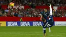 Pemain Real Madrid, Sergio Ramos, melakukan tendangan salto yang berbuah gol ke gawang Sevilla dalam laga La Liga Spanyol di Stadion Ramon Sanchez Pizjuan, Sevilla, Senin (9/11/2015) dini hari WIB. (Reuters/Marcelo del Pozo)