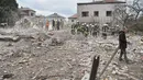 Rusia melancarkan serangan udara besar-besaran ke Ukraina pada Minggu (5/10/2025) dini hari waktu setempat. Tampak dalam foto, beberapa tim penyelamat berupaya mencari korban di reruntuhan rumah yang hancur akibat serangan roket Rusia di pinggiran Lviv, Ukraina, Minggu 5 Oktober 2025. (AP Photo/Mykola Tys)