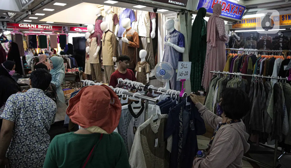 Warga memilih perlengkapan ibadah di Pasar Tanah Abang Blok A, Jakarta, Senin (4/4/2022). Penjualan busana muslim seperti mukena, kerudung, sajadah dan sarung mengalami peningkatan di bulan Ramadhan. (Liputan6.com/Faizal Fanani)