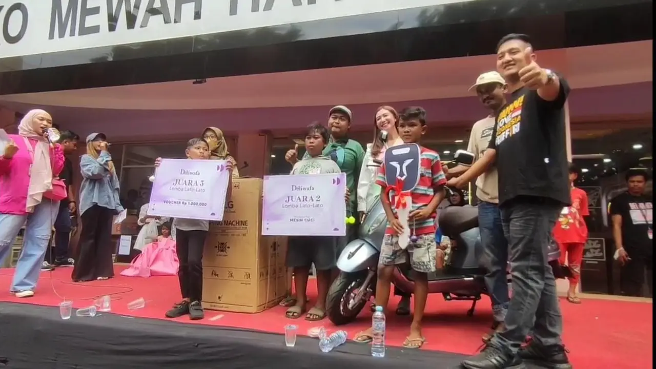 M Awan mendapat motor listrik usai menjadi pemenang lomba lato-lato di Surabaya. (Dian Kurniawan/Liputan6.com)
