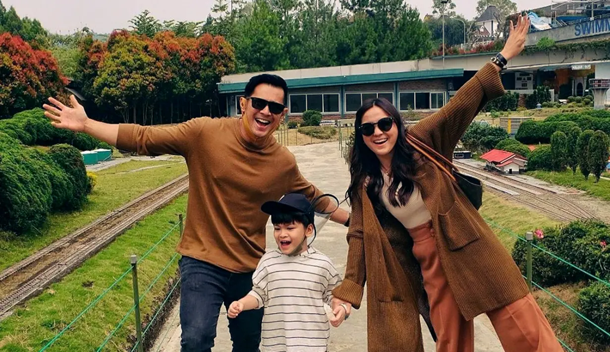 Dalam YouTubenya ia pun membuat konten mengenai keluarga. Salah satunya saat liburan agar nantinya saat anaknya besar bisa melihat momen spesial waktu ia masih kecil bersama dengan kedua orang tuanya. (Liputan6.com/IG/@afdhal_yusman)