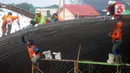 Pekerja memasang baja konstruksi saat pembangunan Flyover Gaplek di Jalan Martadinata,  Pamulang, Tangerang Selatan, Minggu (1/3/2020). Pembangunan flyover yang akan menghubungkan Parung, Jawa Barat, dengan DKI Jakarta tersebut saat ini sudah mencapai 40 persen. (merdeka.com/Arie Basuki)
