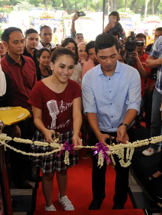 Suasana pembukaan ditandai dengan menggunting pita berukir kembang. (Adrian Putra/Bintang.com)