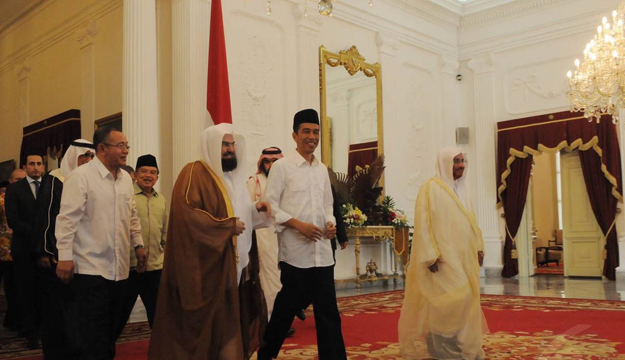 Presiden Jokowi beserta Imam Besar Masjidil Haram usai menggelar pertemuan di Istana Merdeka, Jakarta, Jumat (31/10/2014). (Liputan6.com/Herman Zakharia) 