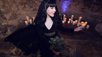 Penyanyi Inggris, Brocarde, mengaku menikah dengan hantu. (dok. Instagram @brocarde/https://www.instagram.com/p/ClAqdkGNexW/)
