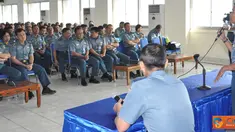 Citizen6, Jakarta: Mayor Laut (K) Dr. Radilah MKK saat memberikan ceramah kesehatan kepada segenap warga Kolinlamil, bertempat di Gedung Laut Natuna, Mako Kolinlamil, Tanjung Priok, Jakarta Utara, Kamis (19/7). (Pengirim: Kadispen Kolinlamil).