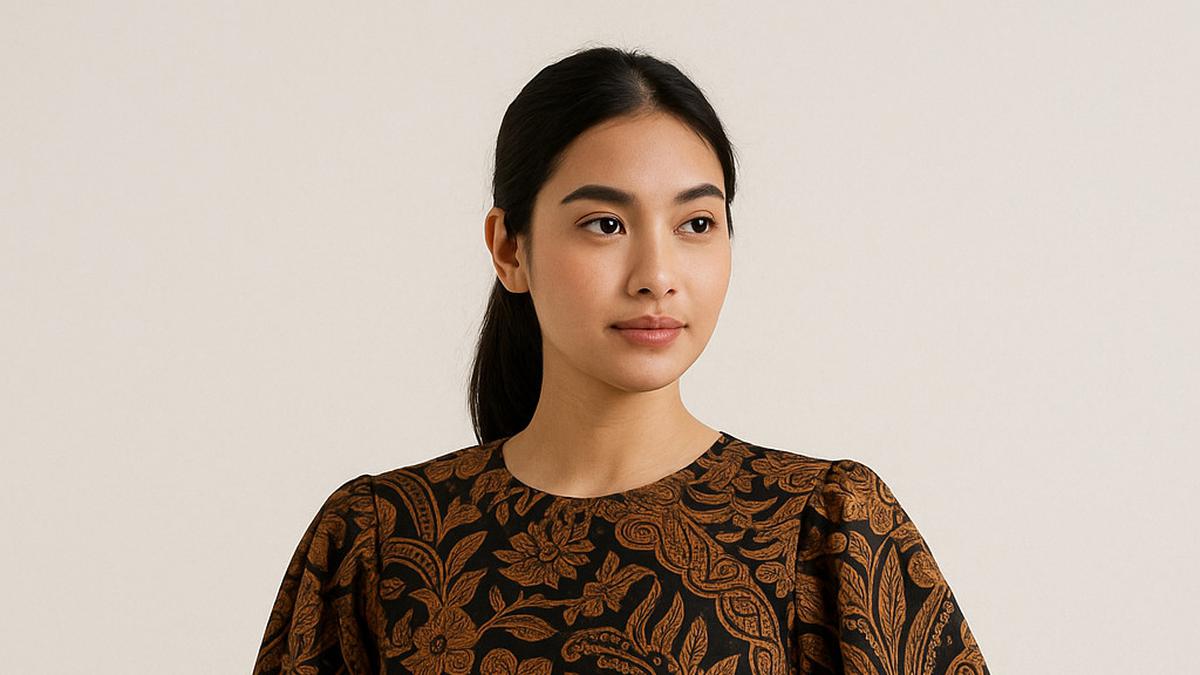 8 Inspirasi Tunik Batik Katun Belah Samping Lengan Puff untuk Tampilan Modern