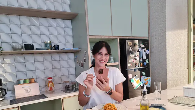 Dian Sastrowardoyo dan Galaxy Note 20 Ultra