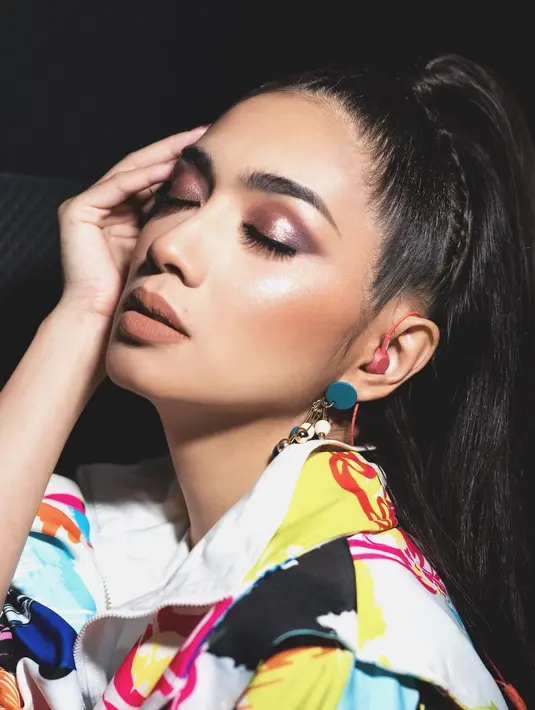 Makeup bold bernuansa cokelat yang menarik untuk disimak dari Angel Karamoy. Padu padan outfit colorful dan tatanan rambut bak seorang remaja, Angel menampilkan riasan wajah bold bernuansa kecokelatan dengan sedikit highlighter mengkilap untuk mata dan pipinya. Foto: Instagram.