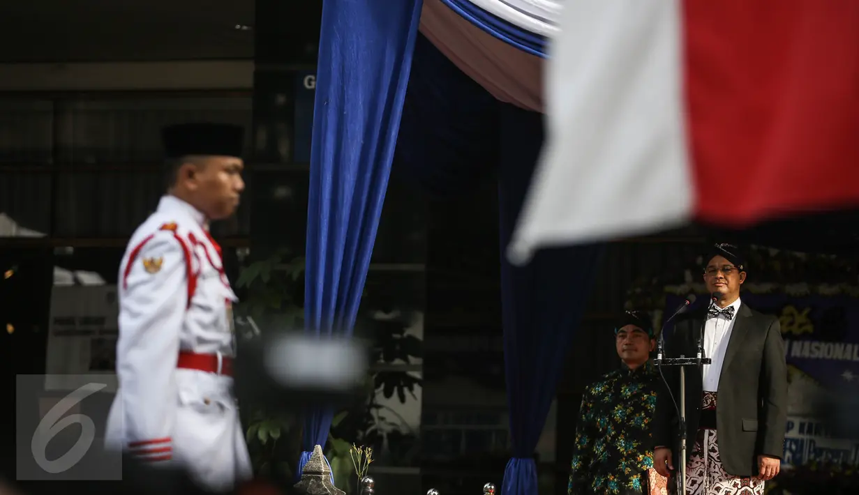 Mendikbud Anies Baswedan mengenakan baju adat daerah saat upacara peringatan Hari Pendidikan Nasional 2016 di Kemendikbud, Jakarta, Senin (2/5).  Upacara diikuti pegawai Kemendikbud dan perwakilan sekolah-sekolah di Jakarta. (Liputan6.com/Faizal Fanani)