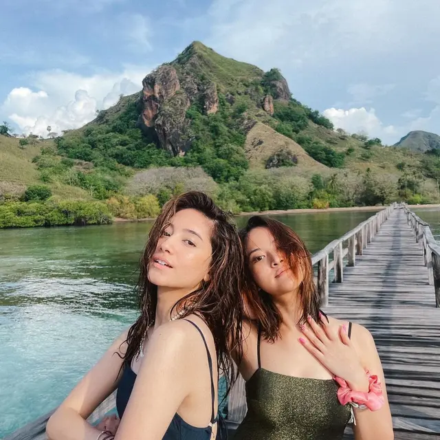 6 Potret Kebersamaan Dannia Salsabilla dan Gabriella Larasati saat Liburan, Bak Kembar