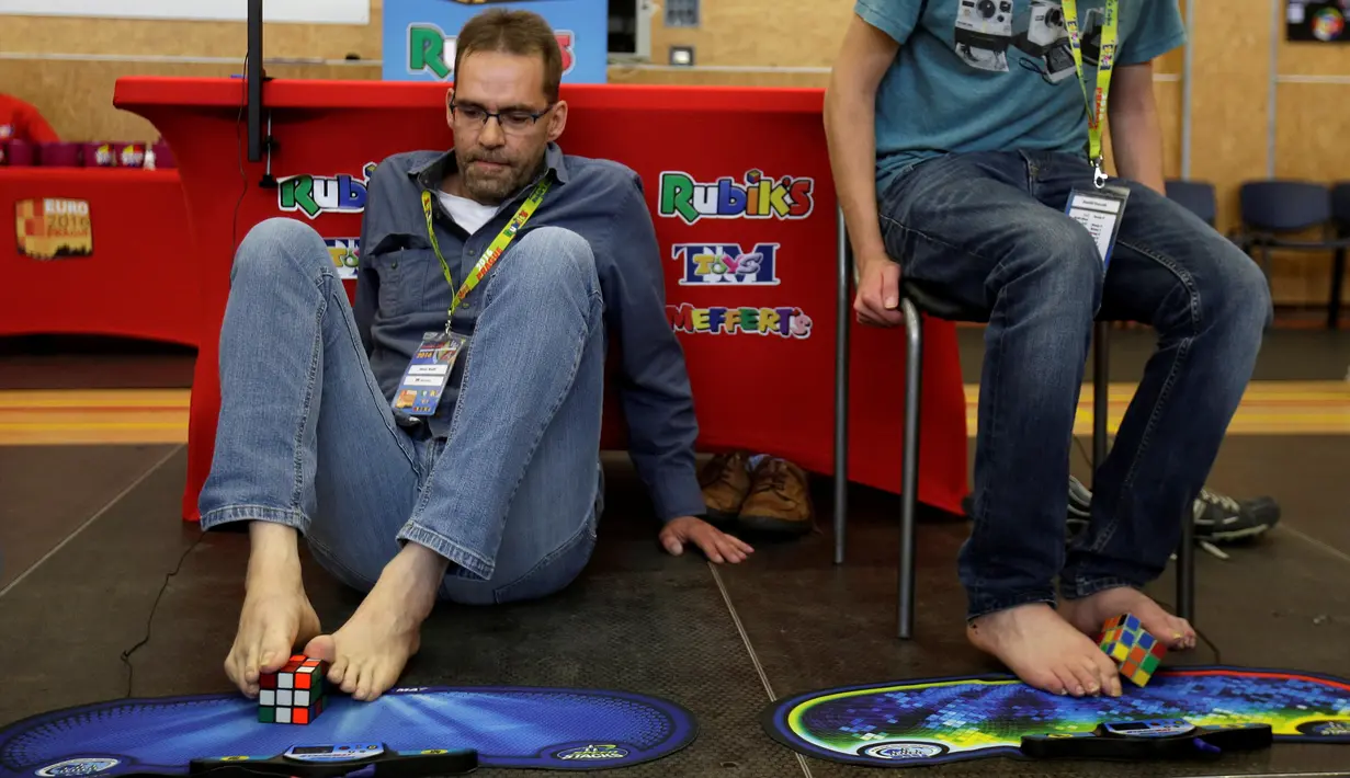 Peserta saat berlatih untuk memecahkan permainan rubik dengan kaki pada Kejuaraan Rubik Eropa  di Praha , Republik Ceko , (15/7).Salah satu kompetisi Rubik terbesar ini diikuti lebih dari 500 peserta. (REUTERS / David W Cerny)