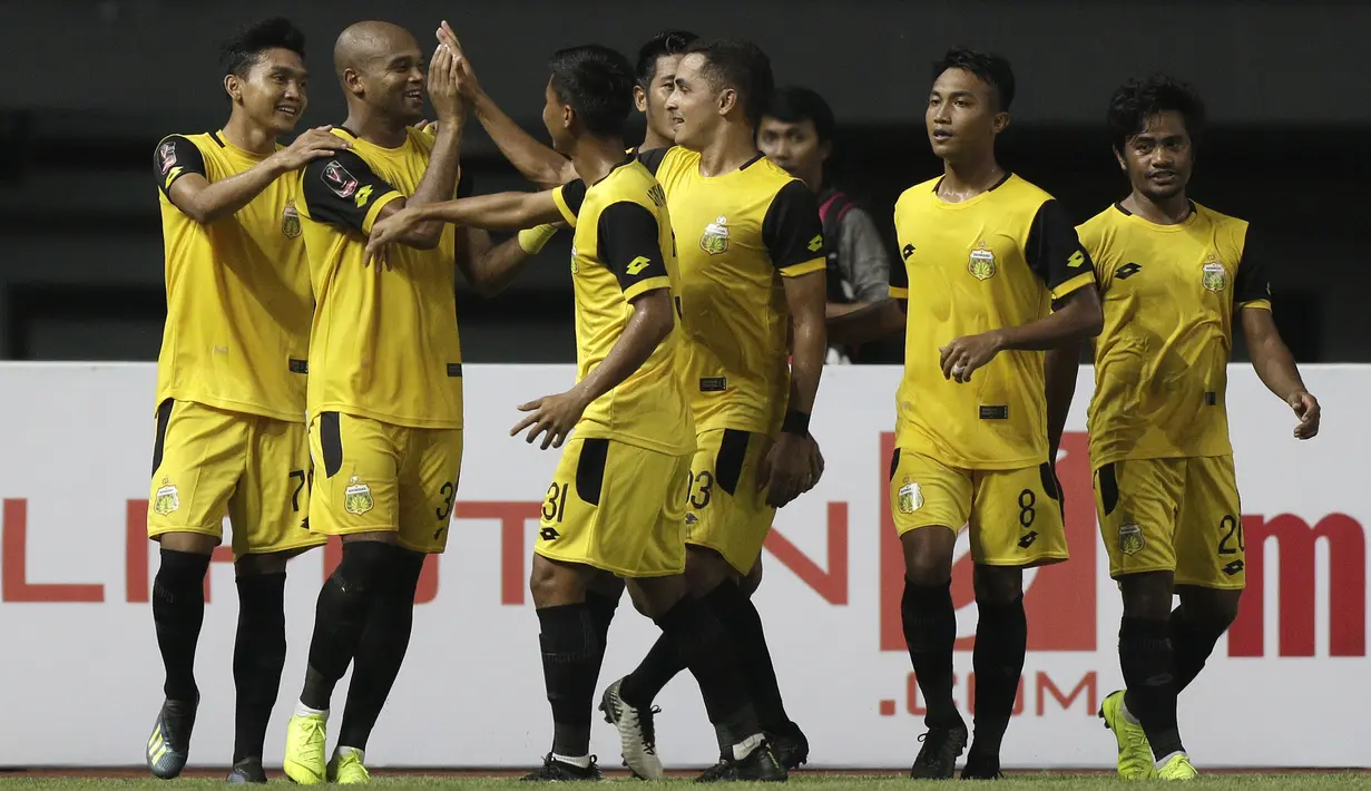 Para pemain Bhayangkara FC merayakan gol yang dicetak Anderson Sales ke gawang Bali United pada laga Piala Presiden 2019 di Stadion Patriot, Bekasi, Kamis (14/3). Bhayangkara menang 4-1 atas Bali. (Bola.com/Yoppy Renato)