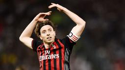 AC Milan menjadi klub terakhir yang dibela Riccardo Montolivo dalam karier profesionalnya. Mantan kapten Rossoneri itu memutuskan gantung sepatu pada akhir musim 2018/2019 setelah berada di San Siro selama enam musim. (AFP/Filippo Monteforte)