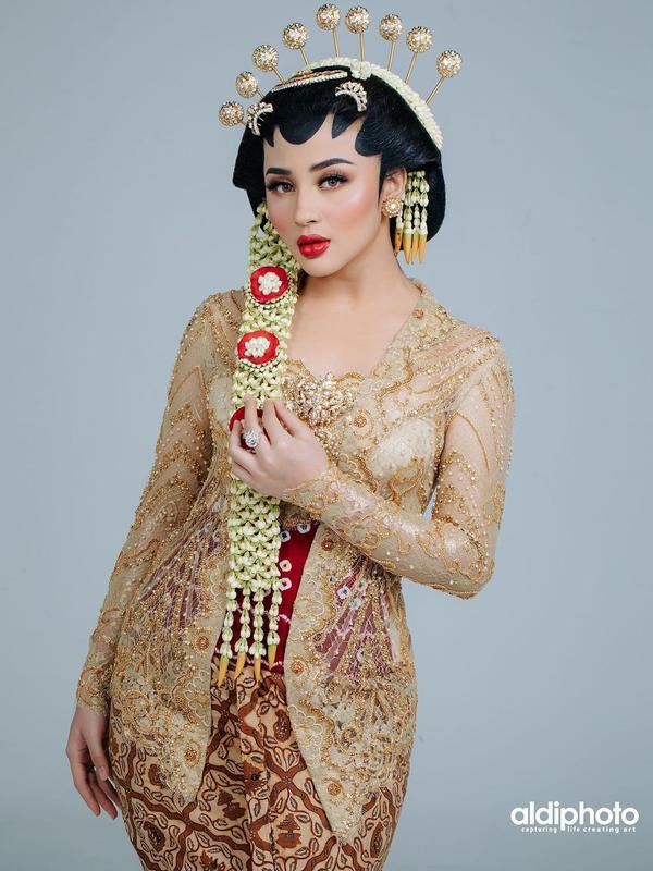 Ali Syakieb dan Margin Wieheerm dalam Busana Adat Jawa (Sumber: Instagram/aldiphoto)