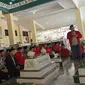 Makam pahlawan nasional asal Bekasi, KH Noer Ali dipadati peziarah. (Liputan6.com/Bam Sinulingga)